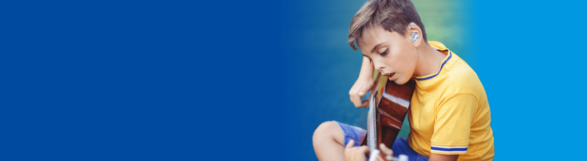 Un niño con audífonos